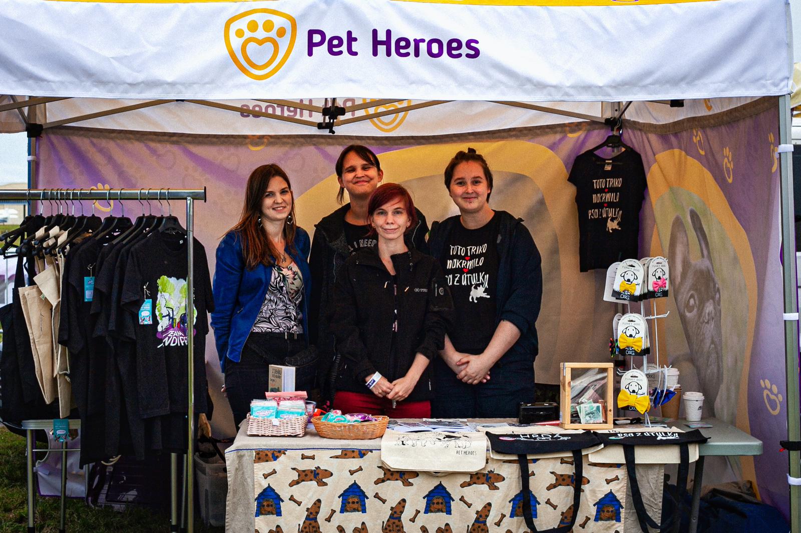 Pet Heroes tým ve stánku
